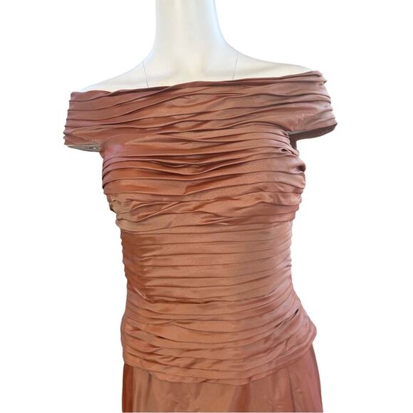 JS Collections Off Shoulder Shirred Taffeta Gown in Copper Size 6 US - Picture 3 of 11